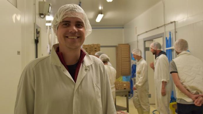 Romain, 30 ans. Il assure les préparations de commandes, les livraisons ; il est aussi le commercial de la ferme de la Janaie. Il est le plus ancien de l’entreprise. Romain a une formation agricole : c’est à la suite d’animations qui lui ont plu qu’il a été formé au métier de commercial. © R. Aries/GFA